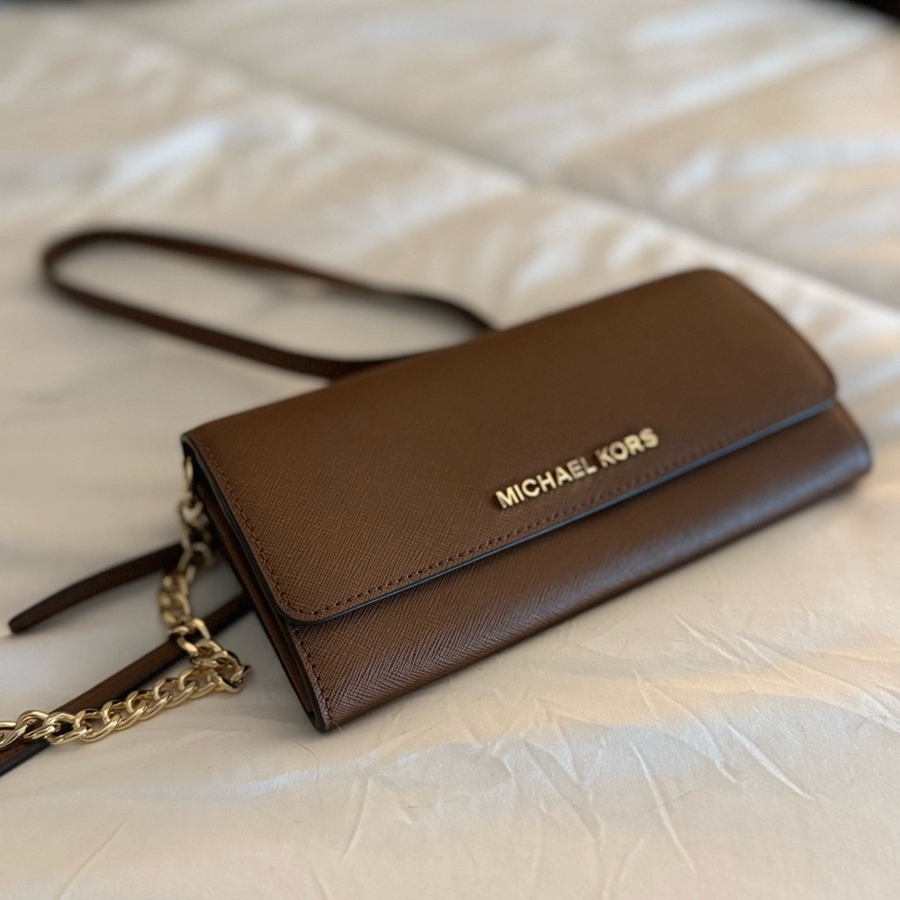 100% leather
• 8.25" W X 5.25" H X 1.75" D
• Dust bag not included